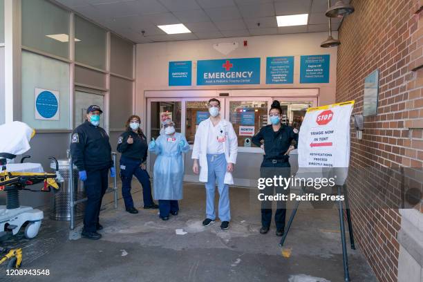 Frontliners Examples 16,931 Covid 19 Frontline Workers Stock Photos, High-Res Pictures, and ...