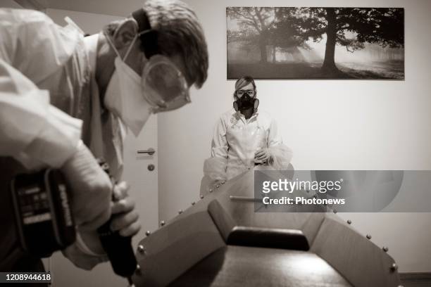 Brussels, Belgium April 2020 -Le quotidien du secteur des pompes funèbres, enlèvement de dépouilles mortelles, contaminées au COVID-19. - Dagelijks...