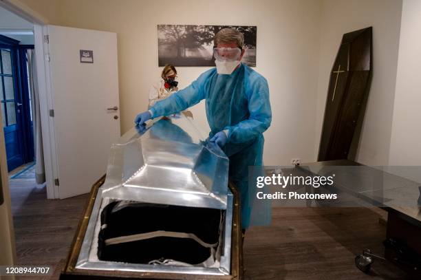 Brussels, Belgium April 2020 -Le quotidien du secteur des pompes funèbres, enlèvement de dépouilles mortelles, contaminées au COVID-19. - Dagelijks...