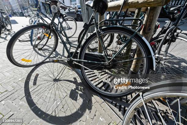 Veel fietsen van studenten blijven achter in het desolate stadsbeeld / de nombreux vélos étudiants ont été abandonnés Leuven pict. By Bert Van den...