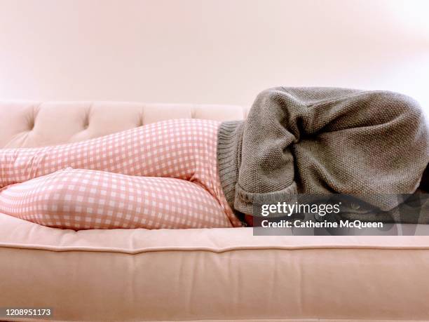 african-american woman experiences stomach pain - morning sickness stockfoto's en -beelden