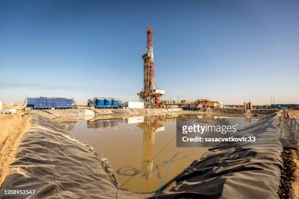 fracking drilling rig - fracking stock pictures, royalty-free photos & images