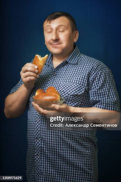 portrait of the hungry person. brutal appetite. in an anticipation of a tasty lunch. a national dish pies with a stuffing. dependence on food. - eating cheese stockfoto's en -beelden