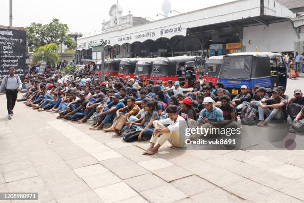 studenten protestieren am bahnhof colombo - srilanka city road stock-fotos und bilder