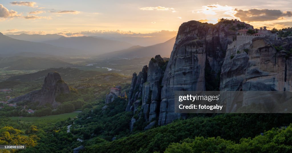 ギリシャ・メテオラの修道院と岩の形成を持つ風景