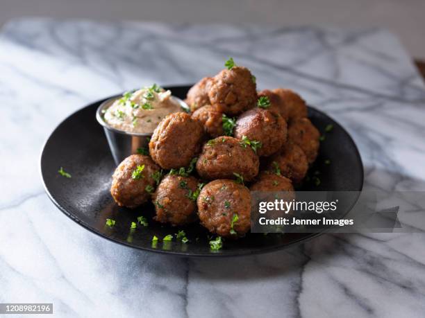 vegan meatballs on a plate with hummus dip. - fleischersatz stock-fotos und bilder