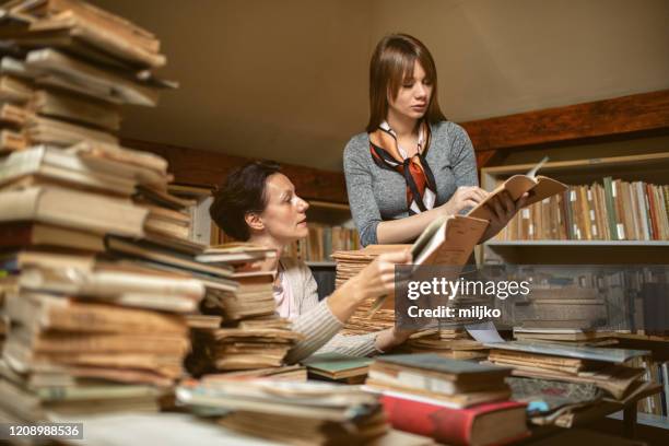 kvinnor som arbetar i biblioteket - attic storage bildbanksfoton och bilder