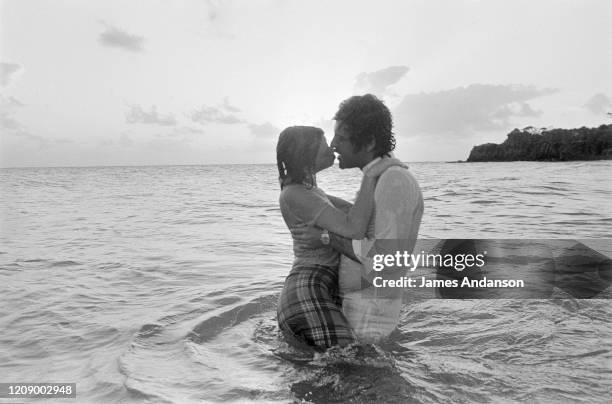 Joe Dassin et Christine Delvaux lors de leur pré-voyage de noces à la Martinique