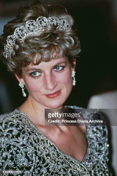 Diana, Princess of Wales attends a banquet hosted by Shankar Dayal Sharma, the Indian Vice President, in Delhi, India, February 1992. She is wearing...