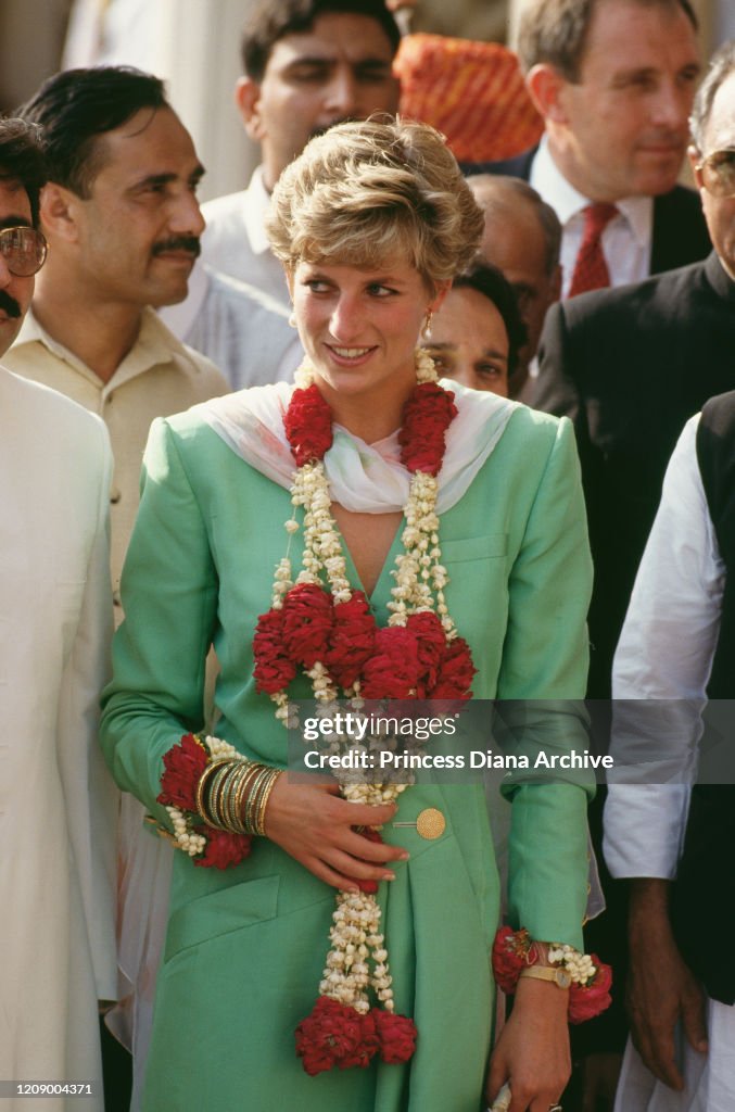 Diana, Princess of Wales visits the Sheesh Mahal in Lahore Fort ...