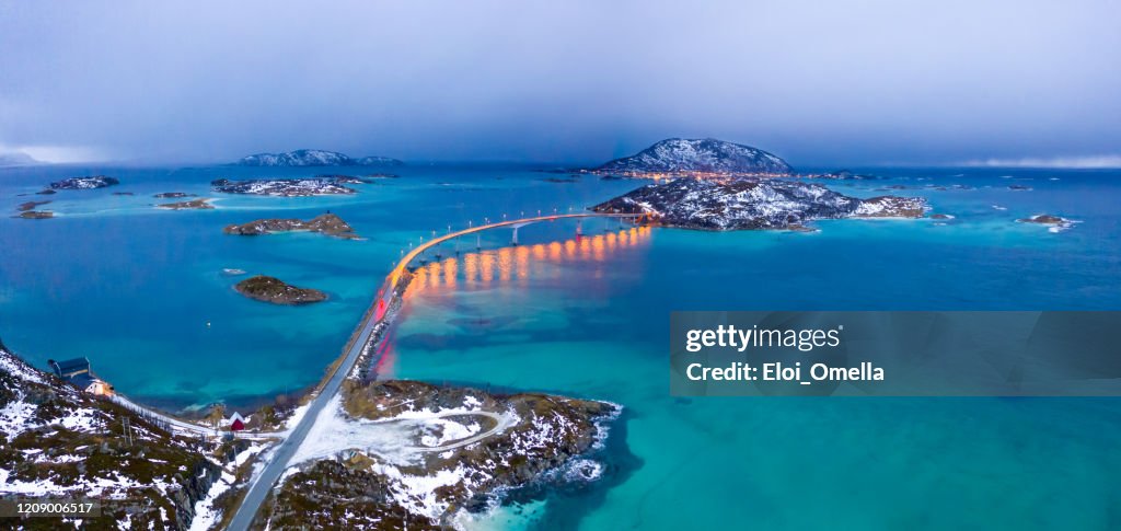 Flygvy över Sommaroybron och ön i skymningen, Troms län, Norge