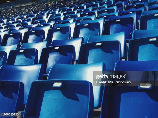 empty blue arena seats with numbers in a stadium - voetbalcompetitie sportevenement stockfoto's en -beelden