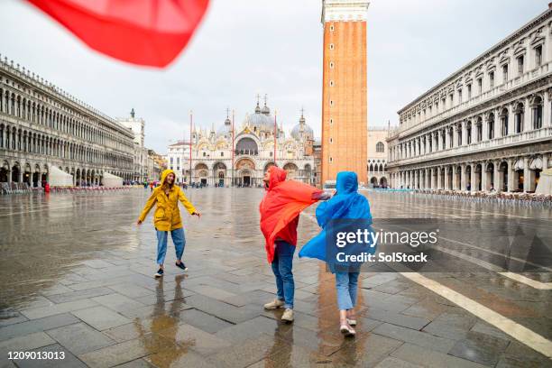 regen dans - rain poncho stockfoto's en -beelden