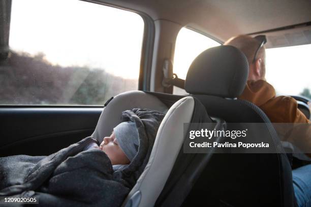 viaggi in famiglia - child car seat foto e immagini stock