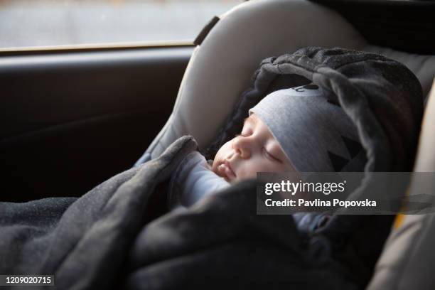 viaggi in famiglia - sleeping in car foto e immagini stock