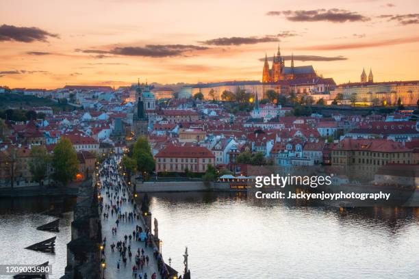 high angle view of charles bridge looking towards the castle district, royal palance and st. vituss cathedral, unesco world heritage site, prague, czech republic, europe - prague castle stock pictures, royalty-free photos & images