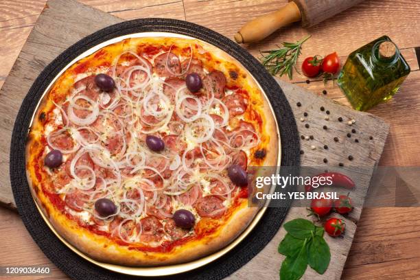 pepperoni pizza - pepperoni pizza stock pictures, royalty-free photos & images