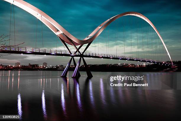 modern bridge at night - edward-lambton-7th-earl-of-durham stockfoto's en -beelden