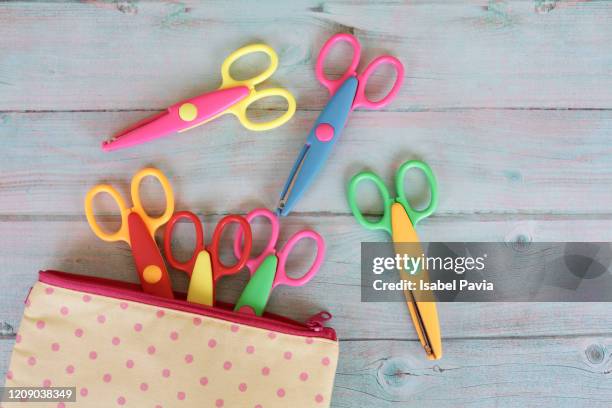 pencil case and multi colored scissors on table - etui stockfoto's en -beelden