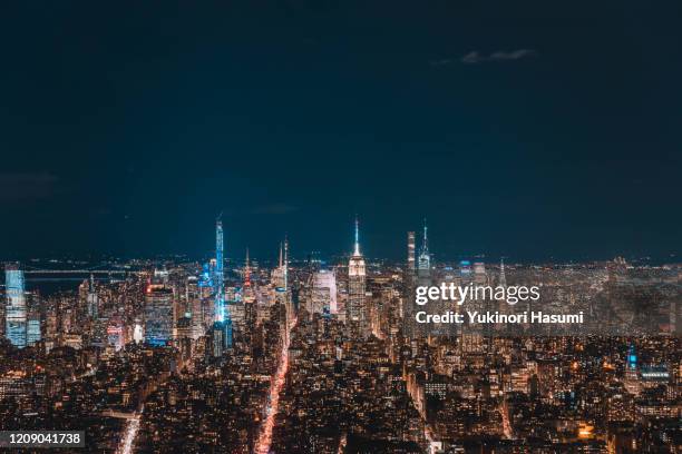 gorgeous manhattan skyline at night - new york skyline nacht stock-fotos und bilder