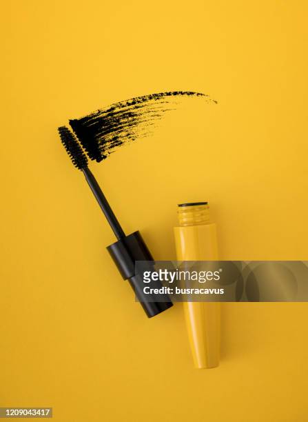 黃色背景上的馬斯卡拉刷 - mascaras 個照片及圖片檔