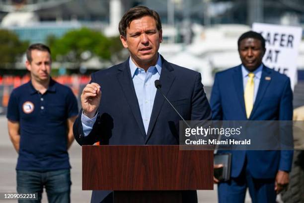 El gobernador de Florida, Ron DeSantis, habla en una conferencia de prensa el 30 de marzode 2020 cerca del Hard Rock Stadium.