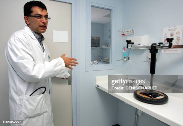 Le docteur Yazdan Yazdanpanah entre, le 28 octobre 2005, dans une chambre du service des maladies infectieuses de l'hôpital de Tourcoing. Fort de...