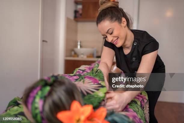 Girl Getting A Message Girl Getting Oil Massage Photos and Premium High Res Pictures - Getty ...