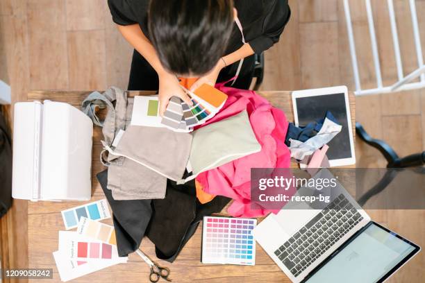 kvinnlig kläddesigner som arbetar i sin ateljé - stylist bildbanksfoton och bilder