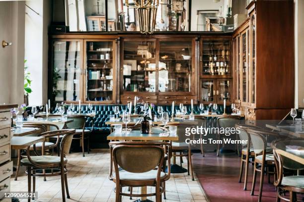 an empty luxurious restaurant - ristorante foto e immagini stock