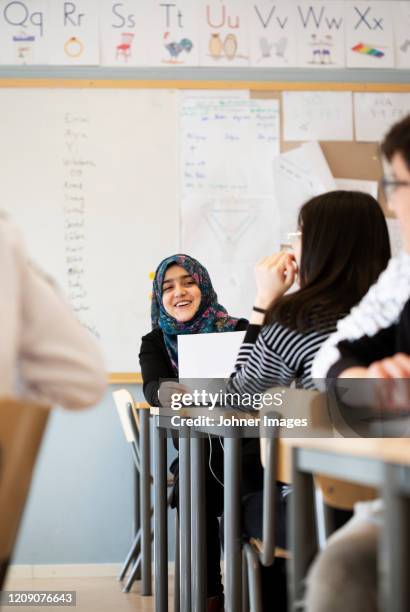 teenage girl in classroom - vêtement religieux photos et images de collection