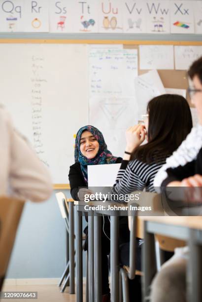 teenage girl in classroom - abbigliamento religioso foto e immagini stock