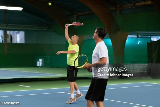 men playing tennis - racket sport fotografías e imágenes de stock