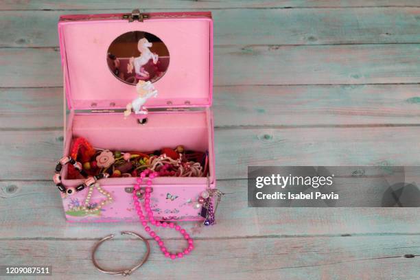 girl jewelry in jewelry box - music box fotografías e imágenes de stock