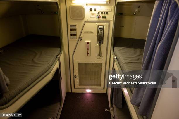 aircraft crew bunk - bunk bed stockfoto's en -beelden
