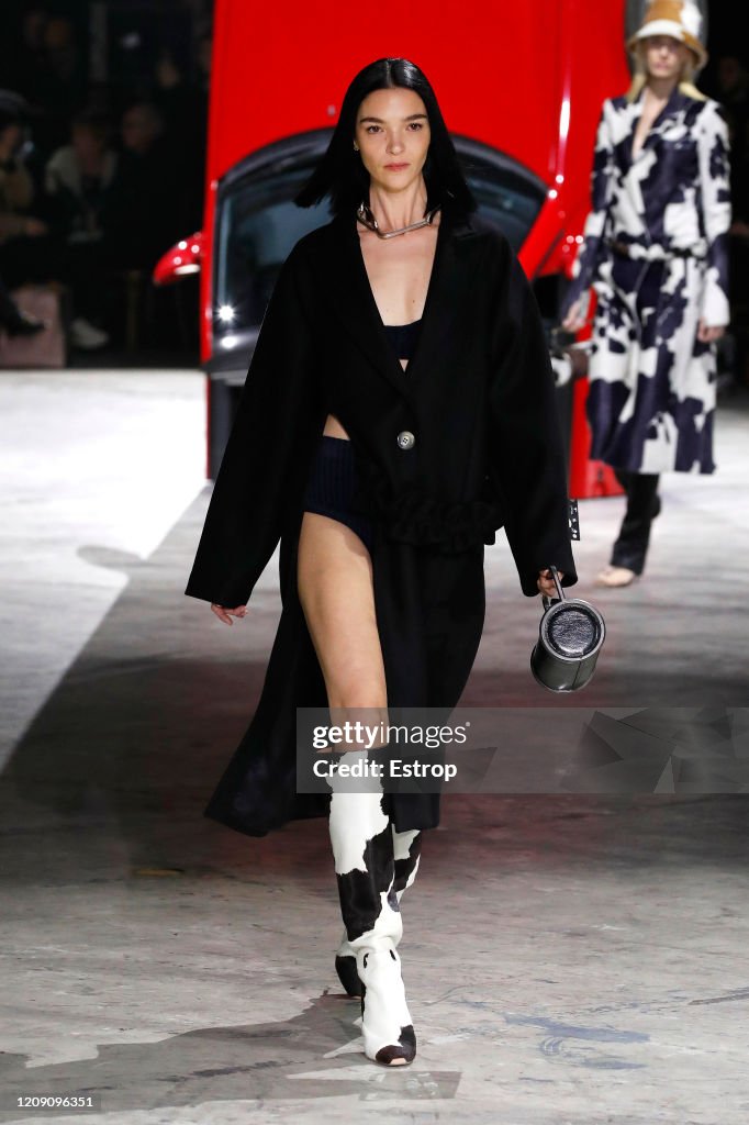 Off-White : Runway - Paris Fashion Week Womenswear Fall/Winter 2020/2021