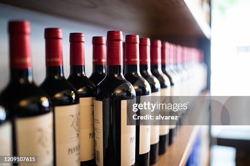 Garrafas de vinho na prateleira de uma vinícola Garrafas de vinho na prateleira de uma vinícola