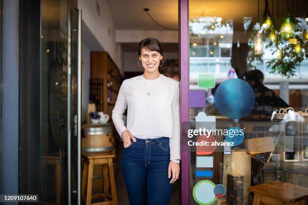 propietario de una bodega de pie en la puerta de su tienda - franchising fotografías e imágenes de stock