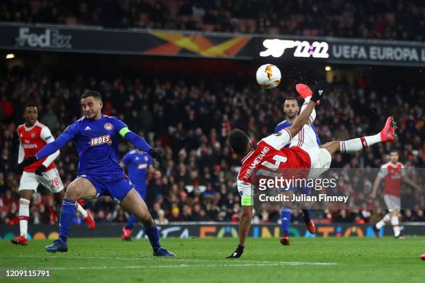 Pierre-Emerick Aubameyang of Arsenal FC scores his team's first goal in extra-time during the UEFA Europa League round of 32 second leg match between...