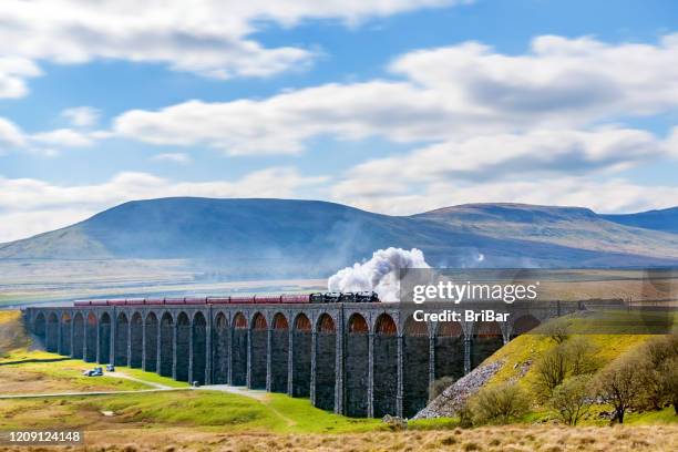 ribblehead viaduct, yorkshire dales, england, uk - ponte ferroviária imagens e fotografias de stock