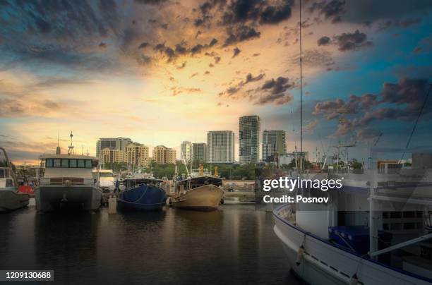 sunset over darwin, northern territory - darwin stockfoto's en -beelden