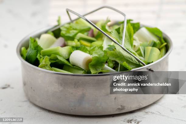 vegetables in wire basket - pressure cooker stock-fotos und bilder