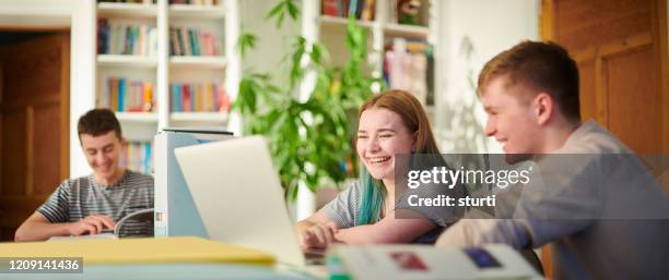 student groep werk plezier - laatstejaars high school stockfoto's en -beelden