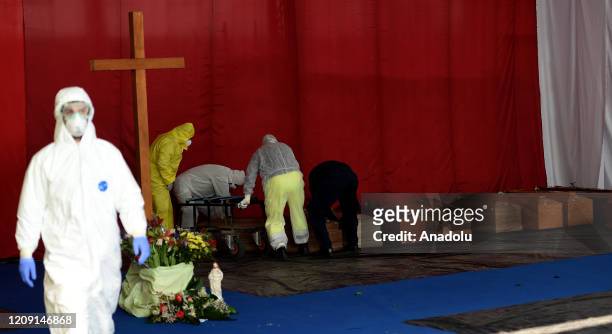 Members of the Civil Protection and Carabinieri carry a coffin of a Covid-19 dead man on April 04, 2020 in Bergamo, Italy. Some coffins of covid-19...