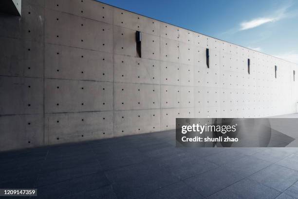 concrete parking lot - angle photos et images de collection