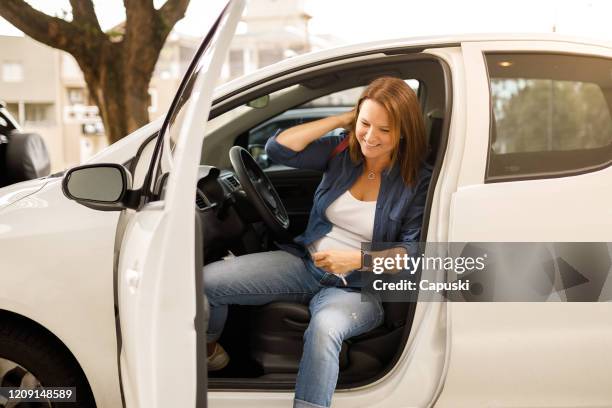 mogen kvinna leende och lämnar bilen - gå i land bildbanksfoton och bilder