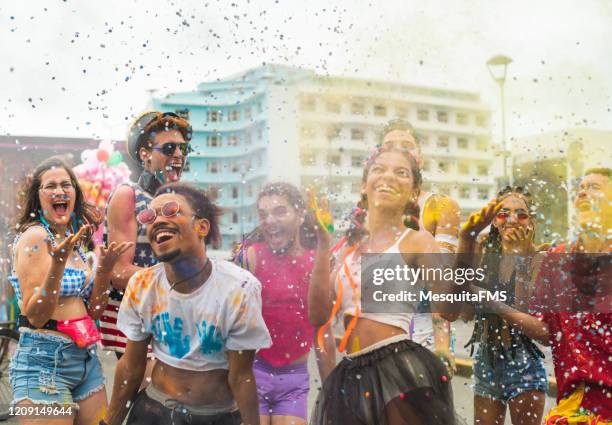 fiesta al aire libre del festival holi - carnaval fotografías e imágenes de stock