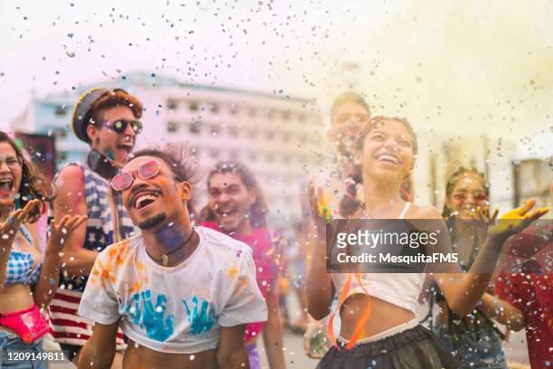 grupo de personas en el festival de color al aire libre - brazilian carnival fotografías e imágenes de stock