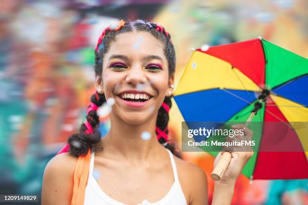 frevo dansbillboards - carnaval-feestelijk-evenement stockfoto's en -beelden