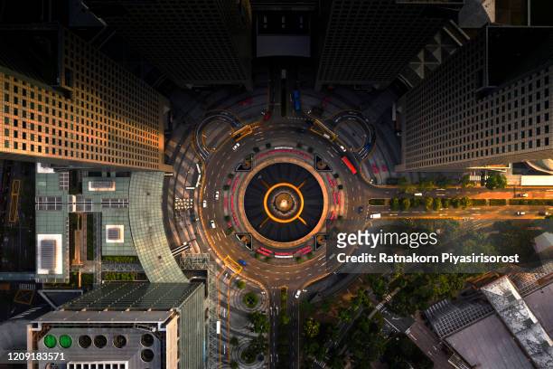 top view of the singapore landmark financial business district with skyscraper. fountain of wealth at suntec city in singapore - singapore stockfoto's en -beelden